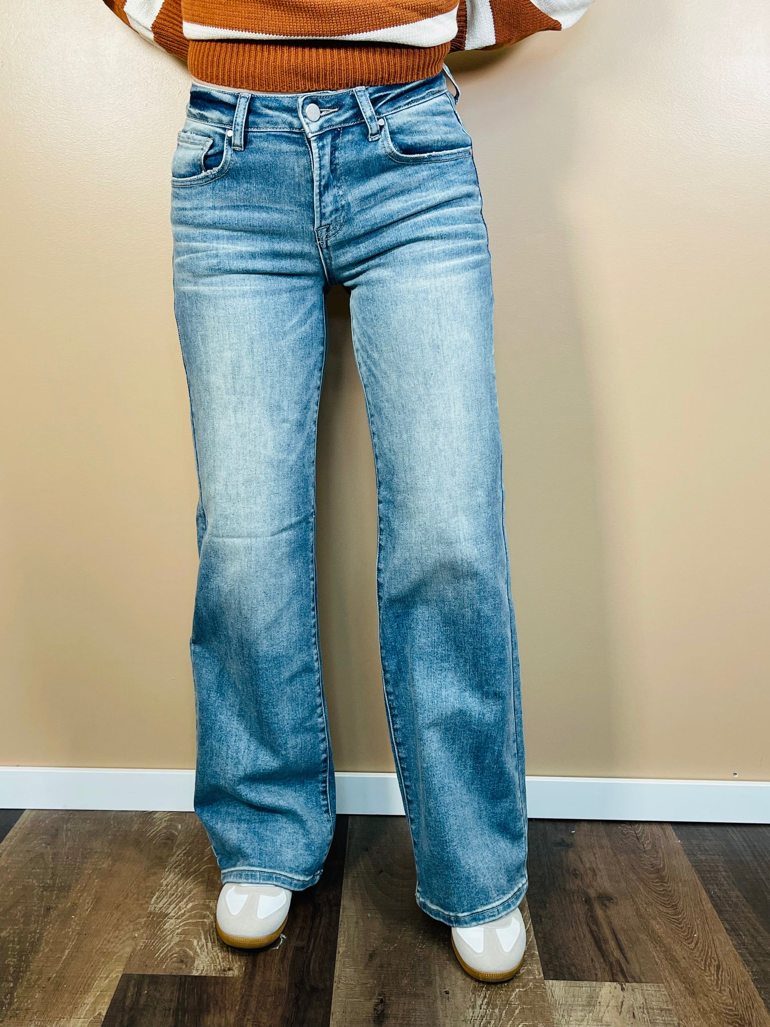 Mid-Rise Wide Leg Jeans - Medium Wash