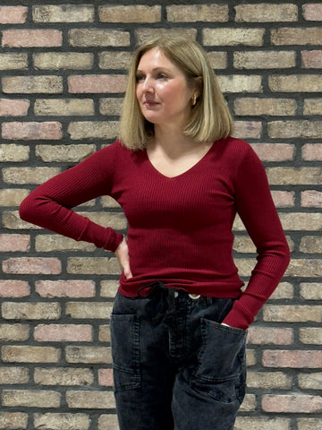 V-Neck Fitted Ribbed Sweater - Wine