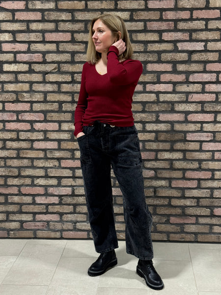 V-Neck Fitted Ribbed Sweater - Wine