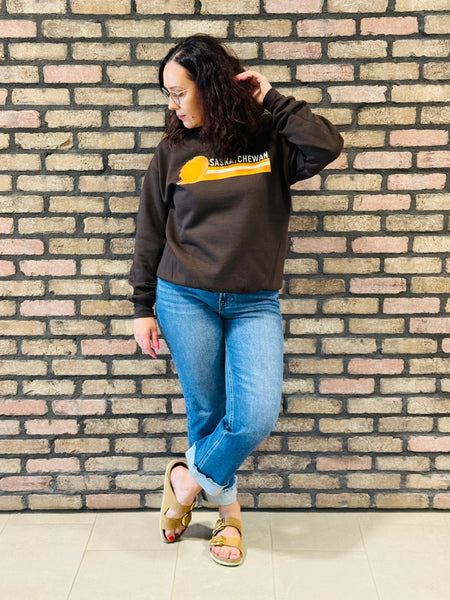 SASKATCHEWAN 70s Retro Graphic Crewneck - Chocolate