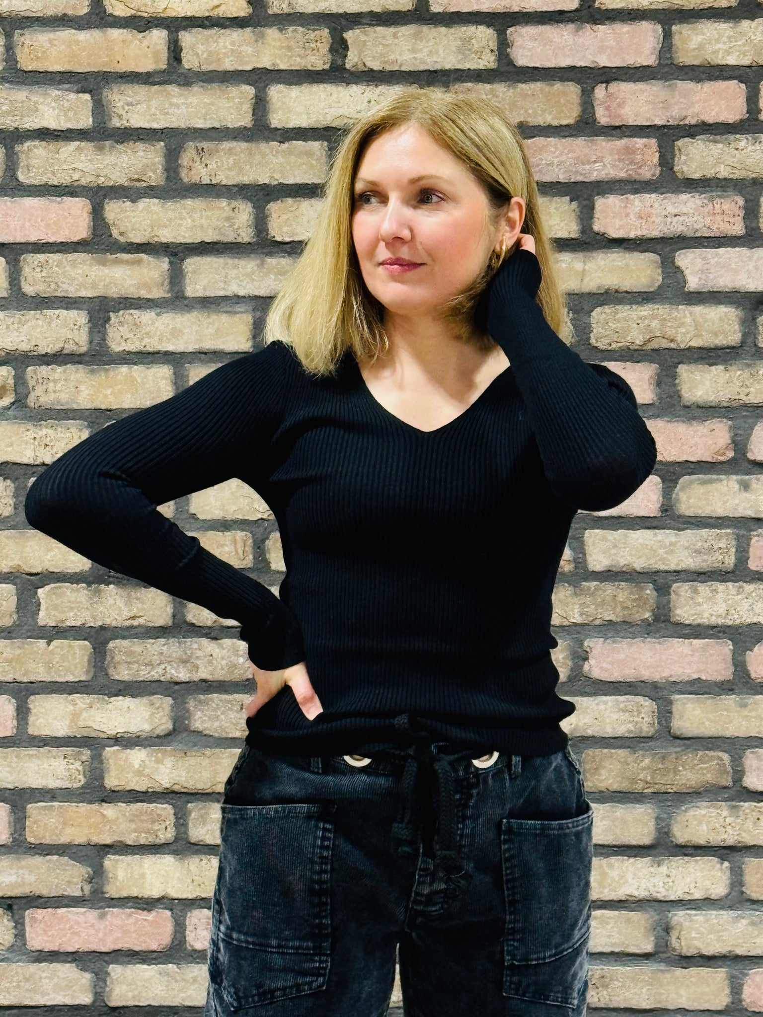 V-Neck Fitted Ribbed Sweater - Balck