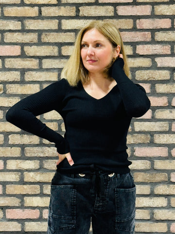V-Neck Fitted Ribbed Sweater - Balck
