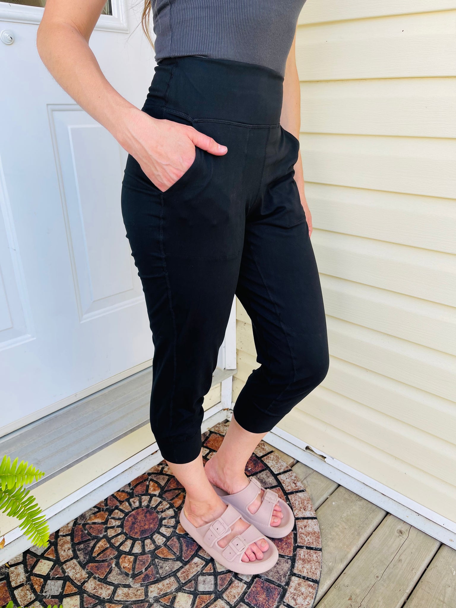Active Capri Joggers with Waistband Pocket Black V.S. Style